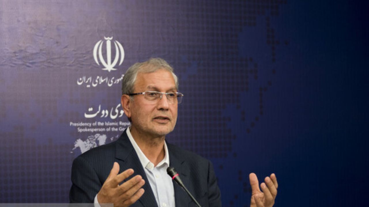 به هیچ وجه بحث کنار رفتن دولت یا استعفای رئیس‌جمهور مطرح نیست/ وزیر خزانه‌داری آمریکا اعتراف کرد که تحریم را هم‌تراز جنگ می‌دانند/ از عملکرد وزرای دولت دفاع می‌کنیم/ زنگنه و رحمانی فضلی در شرایط تحریم می‌توانند تاثیر زیادی در دولت داشته باشند/ آمریکا توان