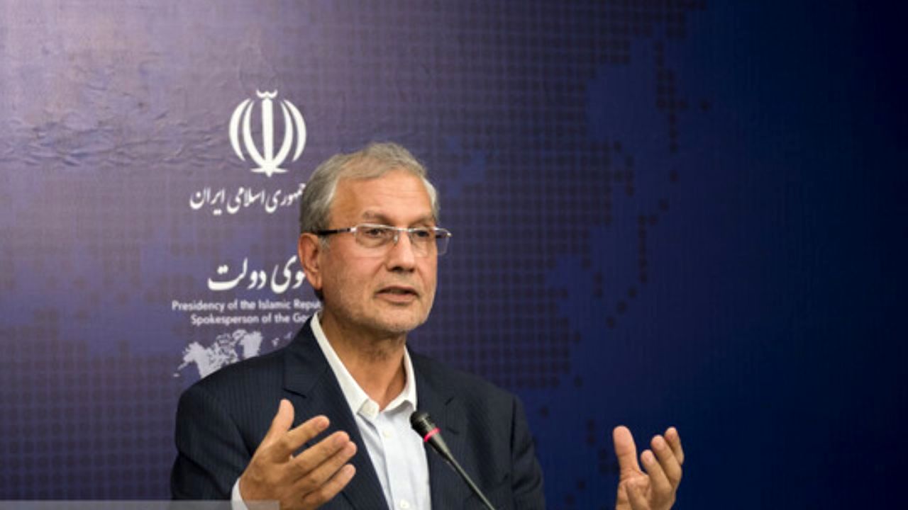 به هیچ وجه بحث کنار رفتن دولت یا استعفای رئیس‌جمهور مطرح نیست/ وزیر خزانه‌داری آمریکا اعتراف کرد که تحریم را هم‌تراز جنگ می‌دانند/ از عملکرد وزرای دولت دفاع می‌کنیم/ زنگنه و رحمانی فضلی در شرایط تحریم می‌توانند تاثیر زیادی در دولت داشته باشند/ آمریکا توان