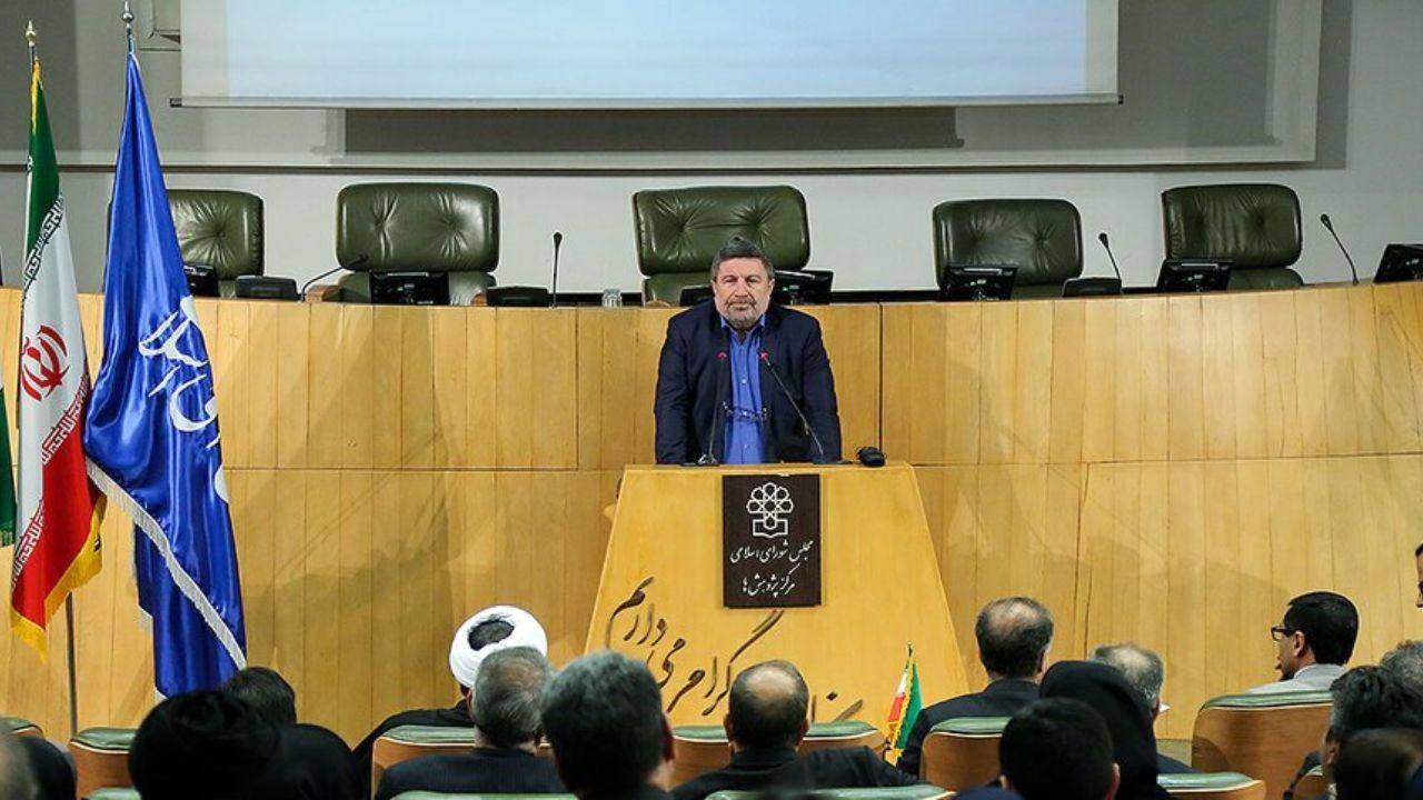 هر سال نمی‌توانیم نظام بانکداری را اصلاح کنیم/ دولت مجلس به بانک‌های دستورهای عجیب و غریب می‌دهند/ می‌گویند حتی حقوق کارمندان بانک حرام است/ کمیسیون اقتصادی 5 سرفصل را در دستور کار قرار داده است/ با قاچاق کالا مبارزه خواهیم کرد/ هرکس سرو کارش به بانک افتا