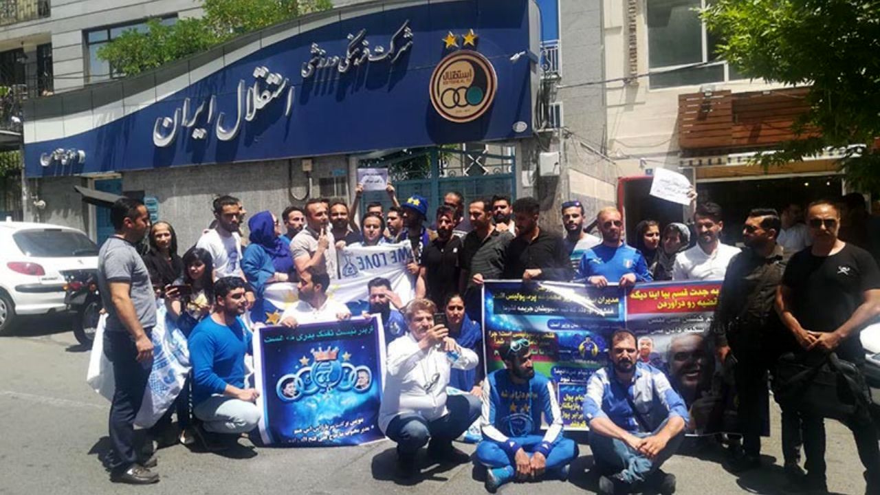 هواداران استقلال دوباره مقابل این باشگاه تجمع کردند