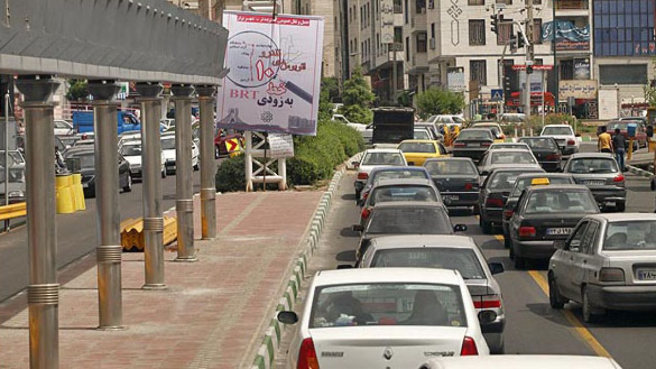 تردد در خیابان جمهوری به دلیل آتش‌سوزی با محدودیت روبرو شد
