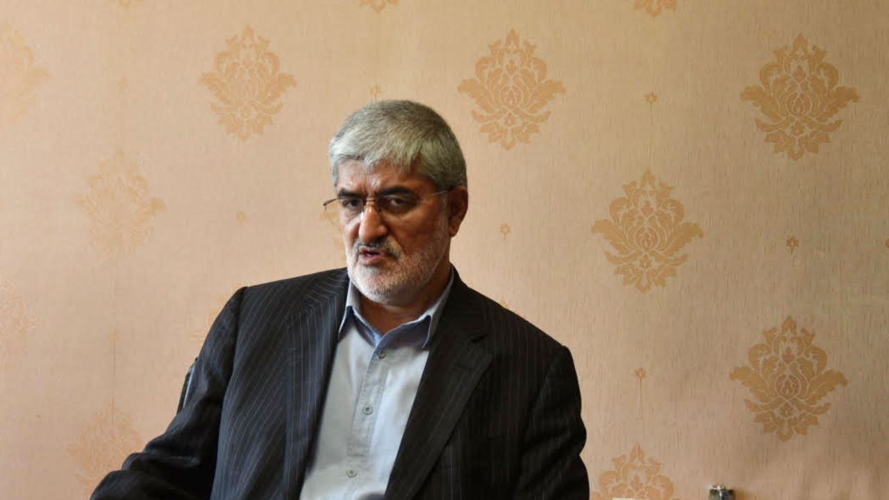 در حال بررسی تاسیس یک حزب جدید هستم