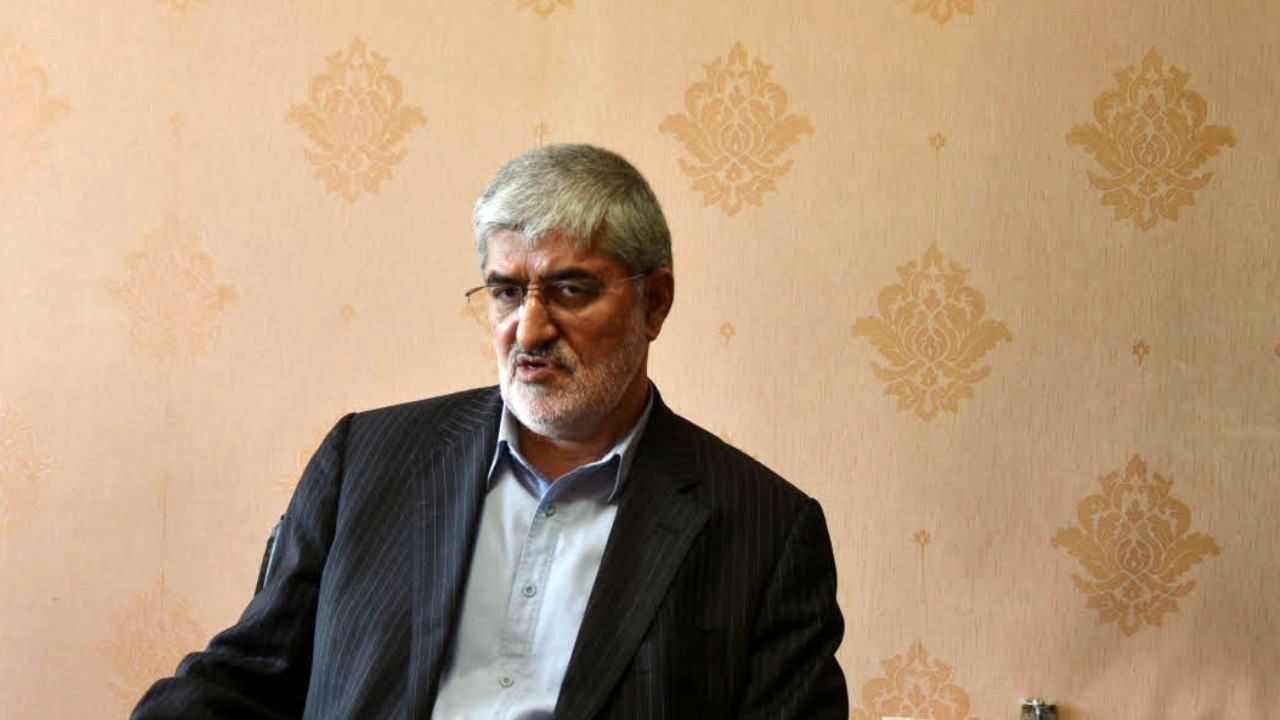 در حال بررسی تاسیس یک حزب جدید هستم