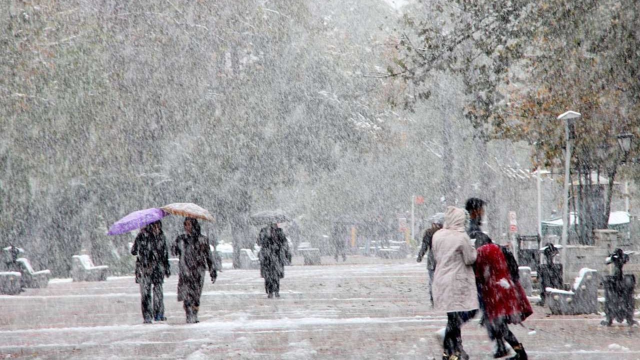 آسمان اغلب مناطق کشور برفی و بارانی است + ویدئو