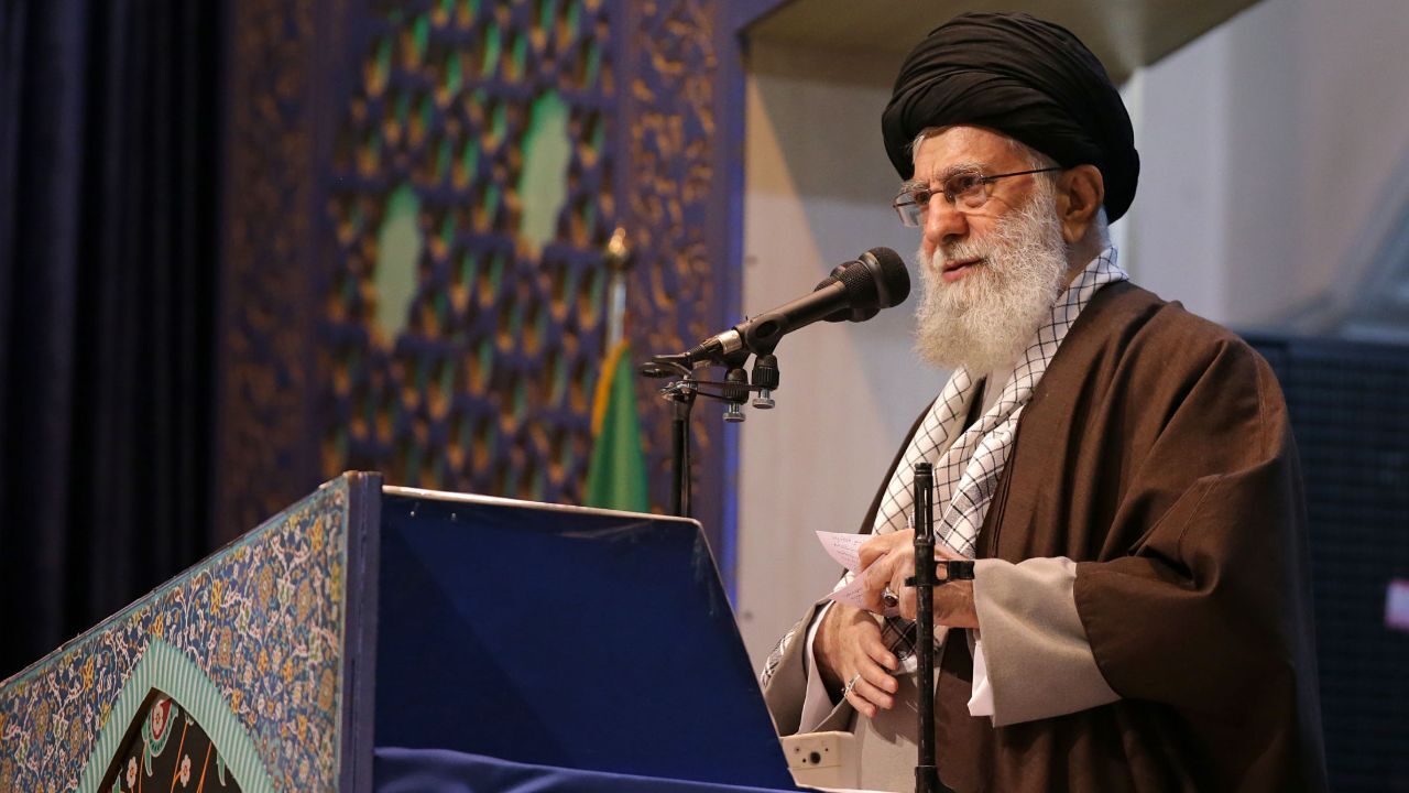دو یوم‌الله بزرگ: تشییع شهید سلیمانی و حمله موشکی به پایگاه آمریکا/ از مذاکره ابایی نداریم ولی نه با آمریکا و در موضع قدرت/ منظورم از قدرت، قدرت نظامی نیست بلکه اقتصاد کشور قوی شود، وابستگی نفت تمام شود/ ملت ایران باید قوی شود/ جنتلمن‌های پشت میزِ مذاکره،