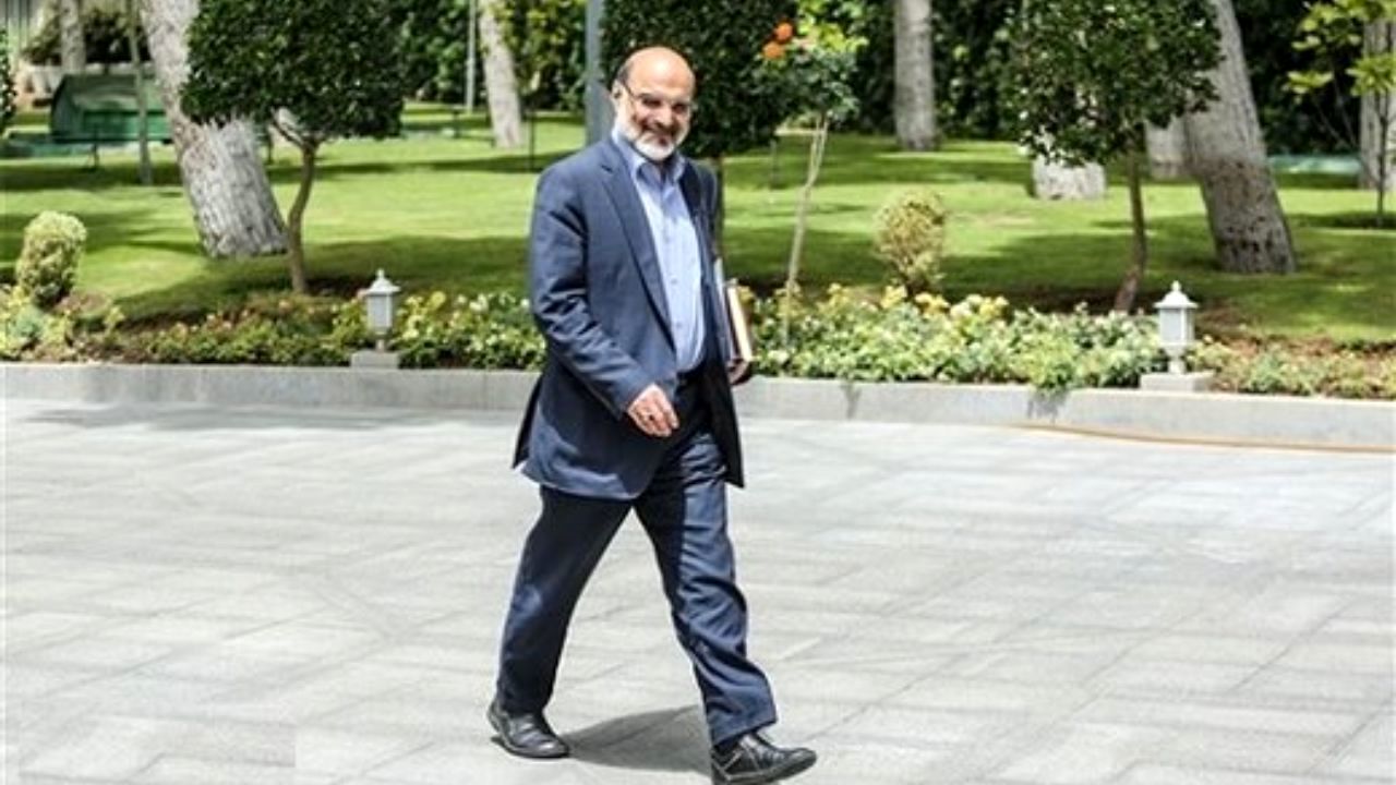 رئیس صداوسیما شخصیتی میانه رو دارد و تفکر سیاسی اش با چیزهایی که از تلویزیون پخش می شود مخالف است