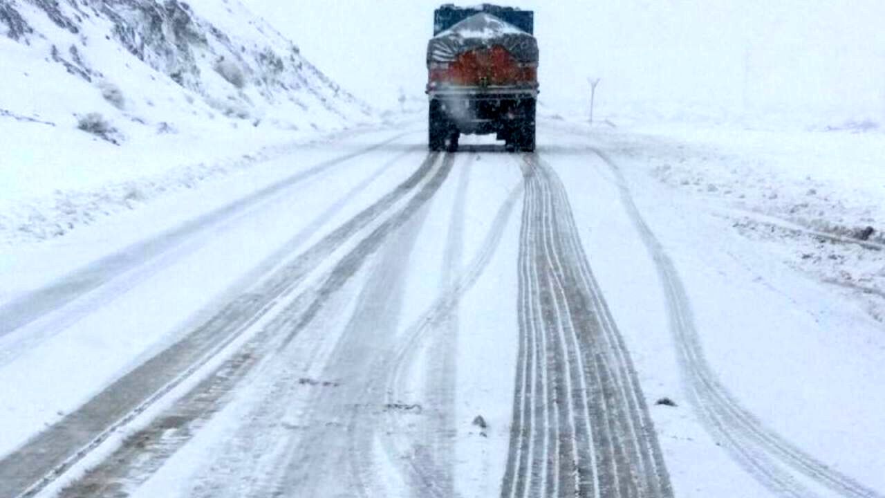 رانندگان تجهیزات زمستانی همراه داشته باشند/بارش برف و باران در جاده های کشور
