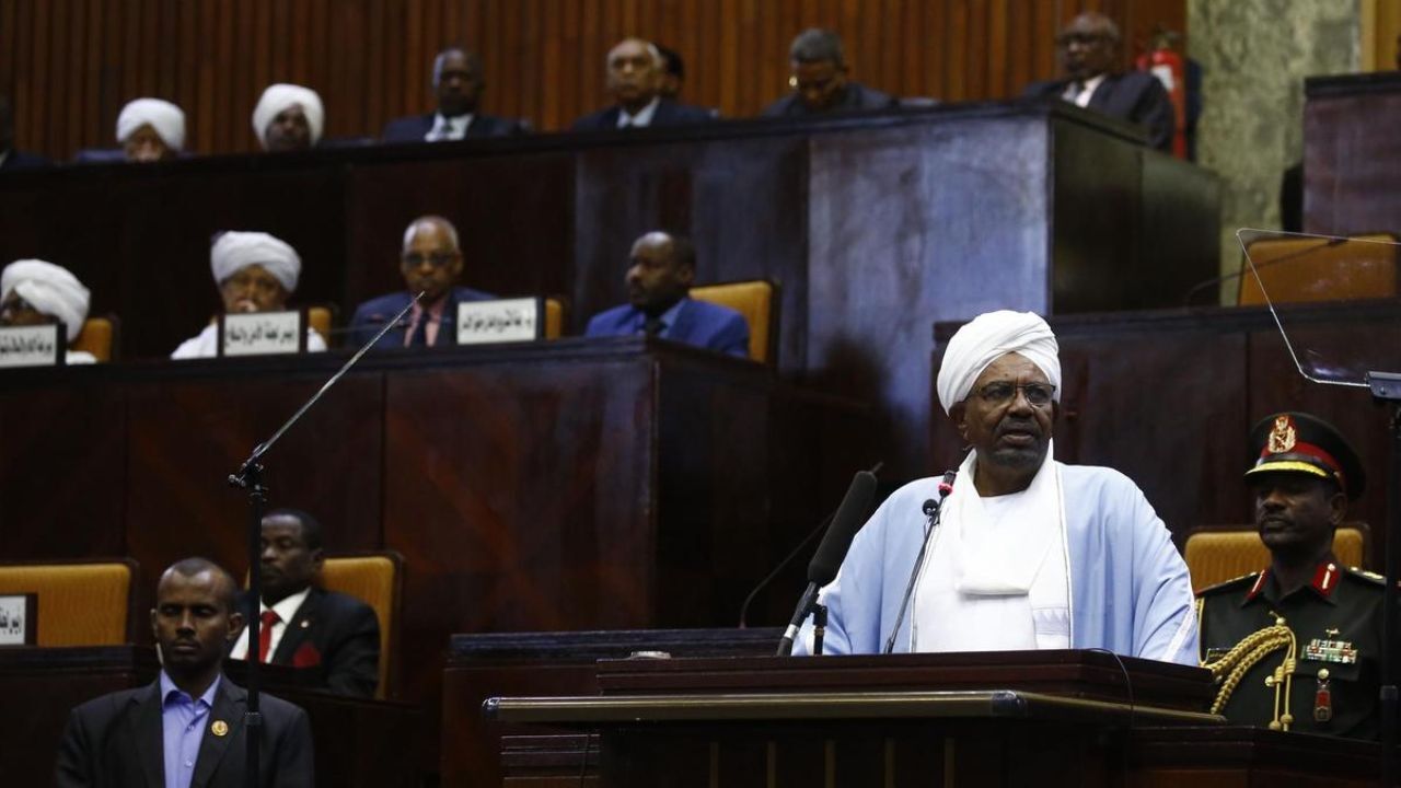 سودان «عمر البشیر» را به دیوان کیفری بین‌المللی تحویل می‌دهد