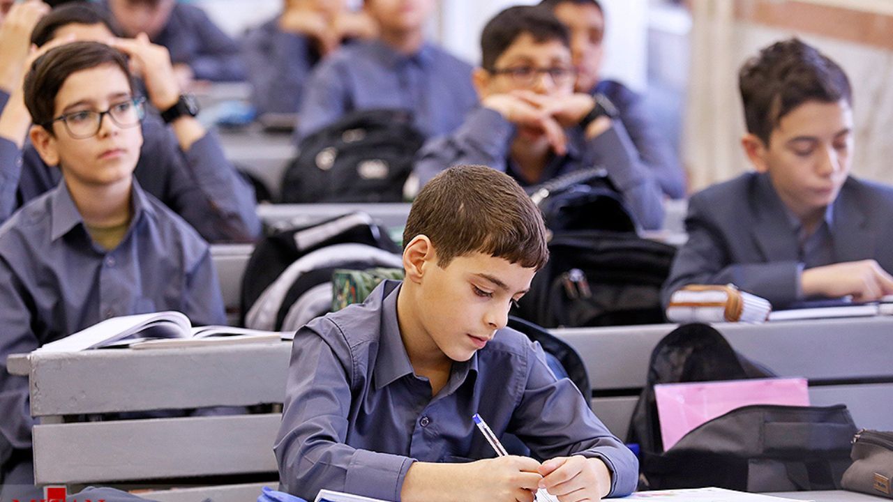 در صورت داشتن علائم سرماخوردگی به مدرسه نروید/ مورد مشکوک به کرونا در مدارس نداشتیم/ توزیع ماسک و مواد ضدعفونی کننده