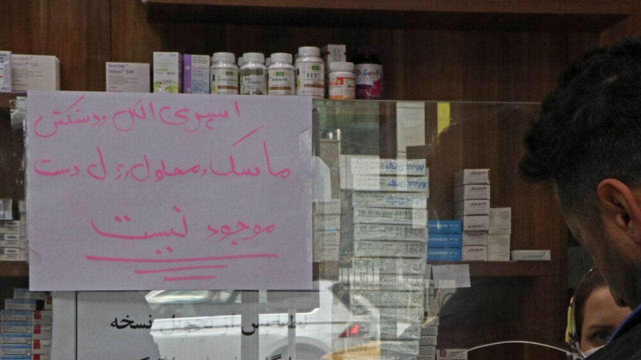 حتی الکل 70 درصد در ایران نداریم/ برخی سودجویان اقدام به تولید ژل‌های ضدعفونی‌‌کننده تقلبی کرده‌اند/ فضا برای جولان سودجویان باز شده است/ جلوی واردات برخی مواد اولیه به کشور را گرفتند