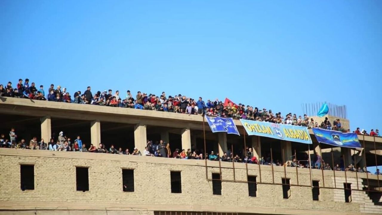 اقدام عجیب عراقی‌ها برای دورزدن کرونا/ ساختمان مجاور ورزشگاه میزبان هواداران شد!
