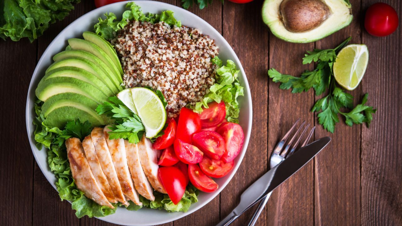 رژیم غذایی چگونه می‌تواند عامل افسردگی شود یا درمانش کند؟