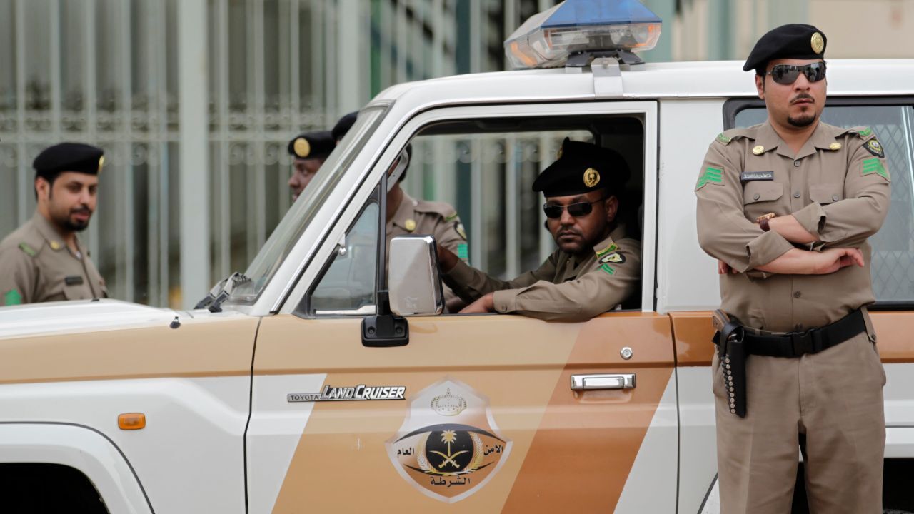 بازداشت یک یمنی در عربستان به دلیل انتشار عکس رهبر انصارالله + عکس