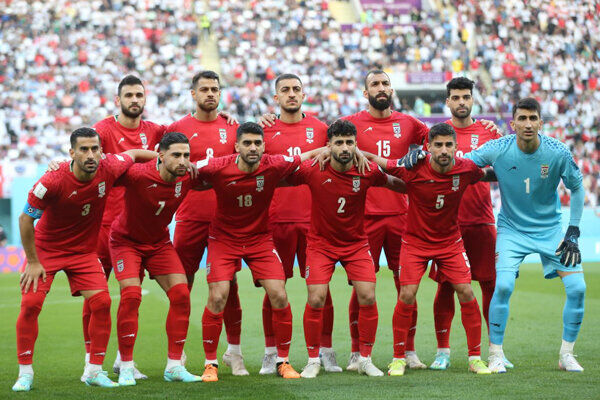 سوال روزنامه اصولگرا از بازیکنان تیم ملی: سرود را می‌خواندید و فحش می‌شنیدید بهتر نبود؟