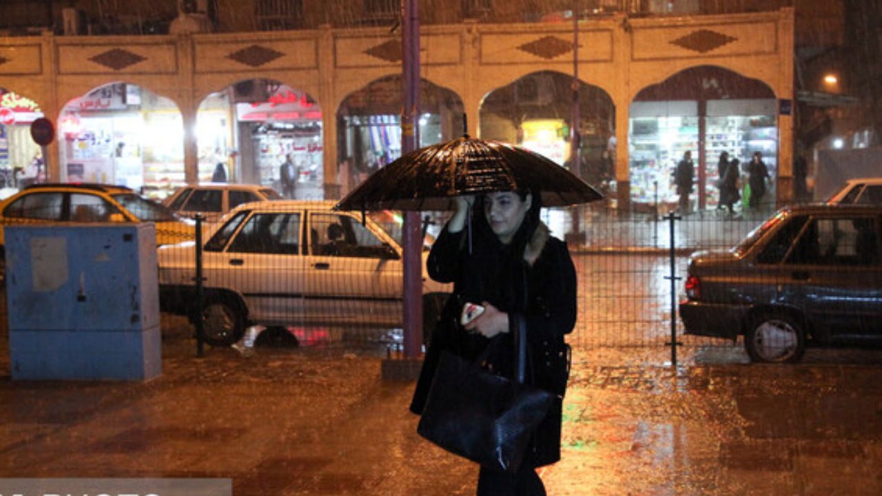 کشور میزبان بارش باران می‌شود