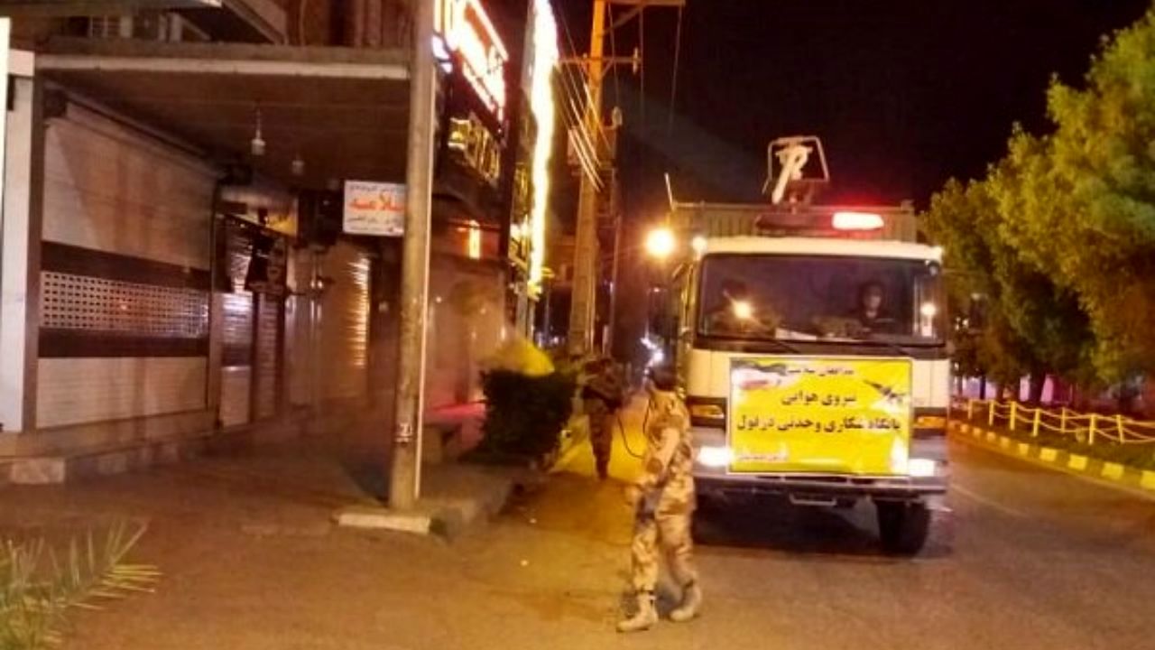 ادامه فعالیت آتش‌نشانان برای ضدعفونی معابر شهرها