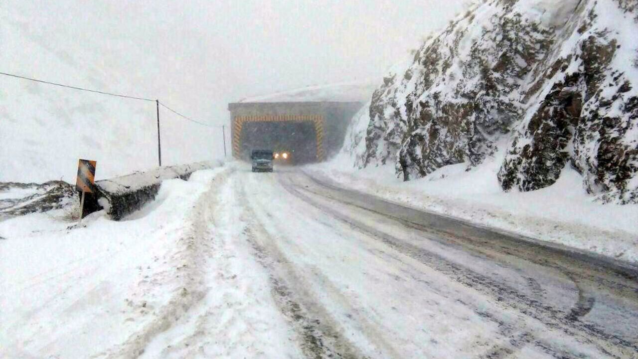 برف و کولاک شدید در محور هراز/ تردد در هراز در جریان است
