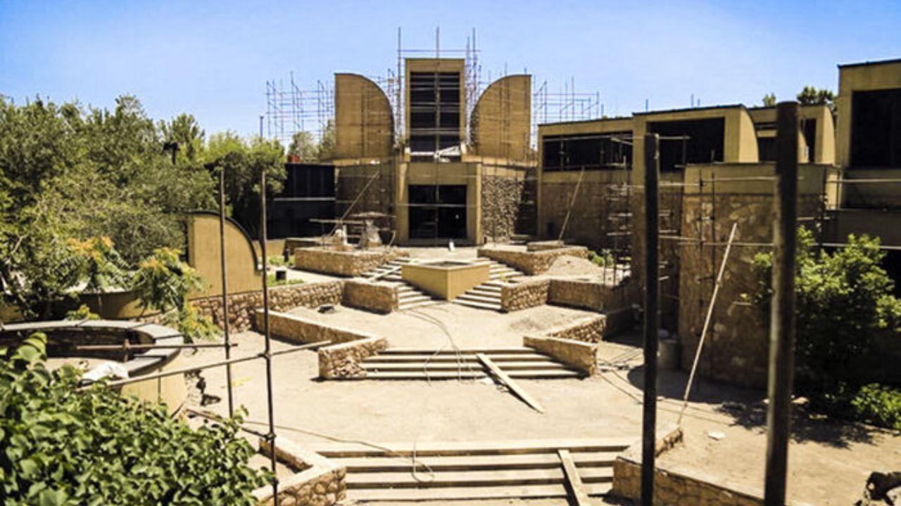 زمان بازگشایی یکی از گران‌ترین مجموعه‌های هنری ایران همچنان نامشخص است/ کرونا، خانه‌تکانی موزه هنرهای معاصر را هم متوقف کرد/ 15 درصد از مرمت بازسازی موزه باقی مانده است/ احسان آقایی: رشد عجیب قیمت آثار هنری باعث شده بهای شاهکارهای گنجینه از بودجه سالانه م