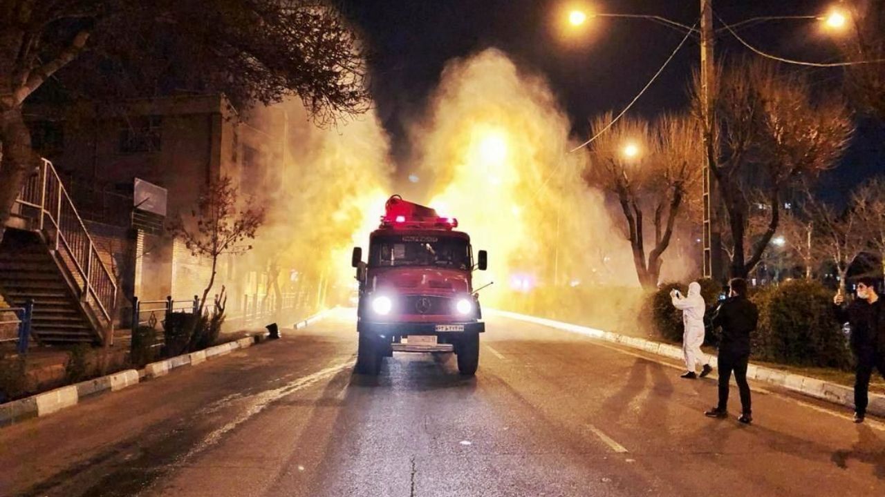 افزایش خودروهای ضدعفونی‌کننده آتش‌نشانی در روزهای آینده/ آغاز دومین ماه از عملیات ضدعفونی