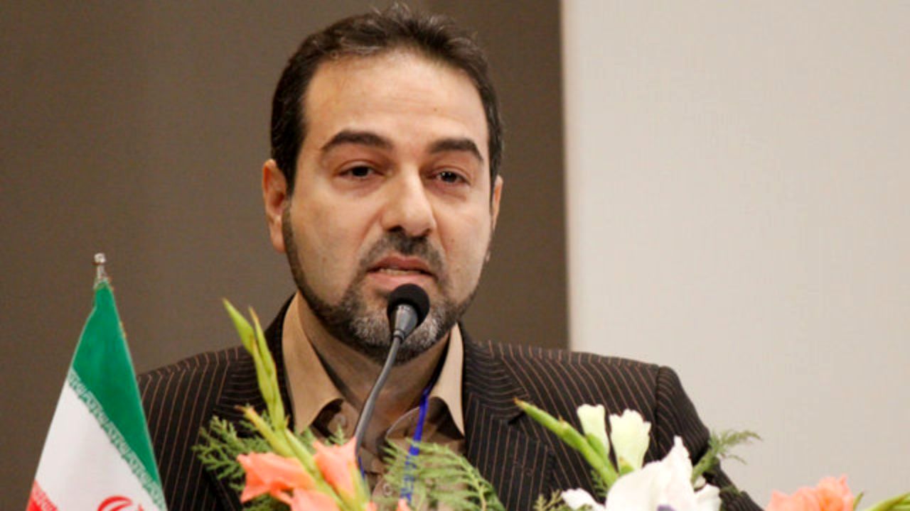 افرادِ با بیماران زمینه‌ای از حضور در محل کار خودداری کنند