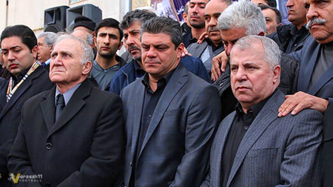 همه دنیا می‌دانند تاج به کجا وصل بود/ نان را به نرخ روز نخورید