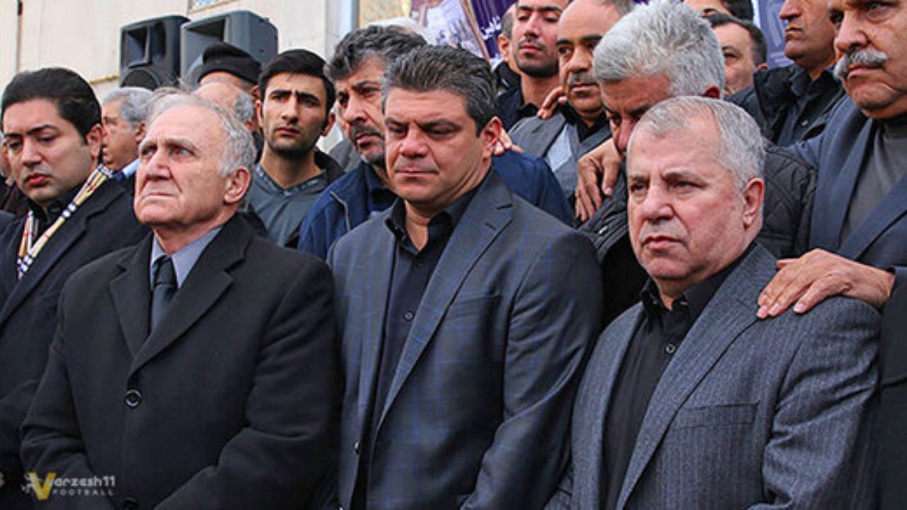 همه دنیا می‌دانند تاج به کجا وصل بود/ نان را به نرخ روز نخورید
