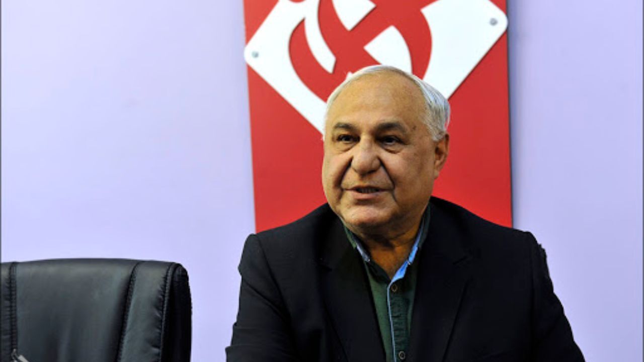 مسعود خیام در حال نوشتن «تارطاخِ» شخصی
