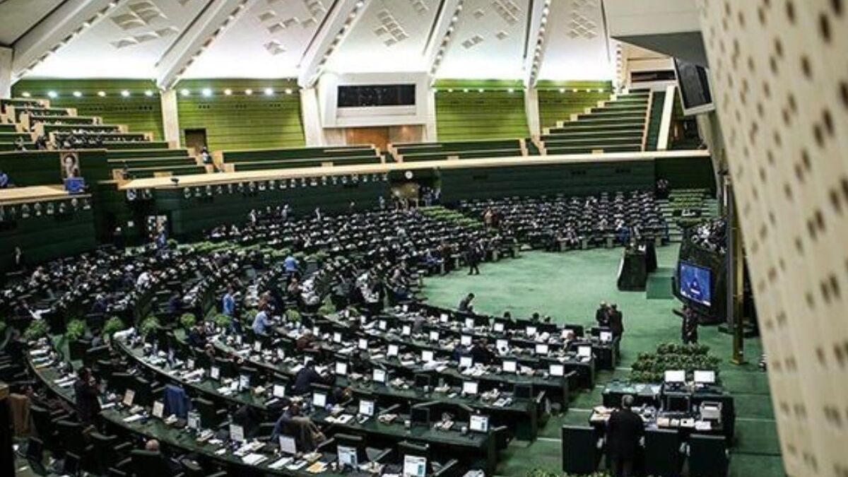 اصلاح قانون انتخابات حاشیه‌‌ساز شد/ حاشیه‌های مجلس بر سر التزام عملی به اسلام و ولایت فقیه
