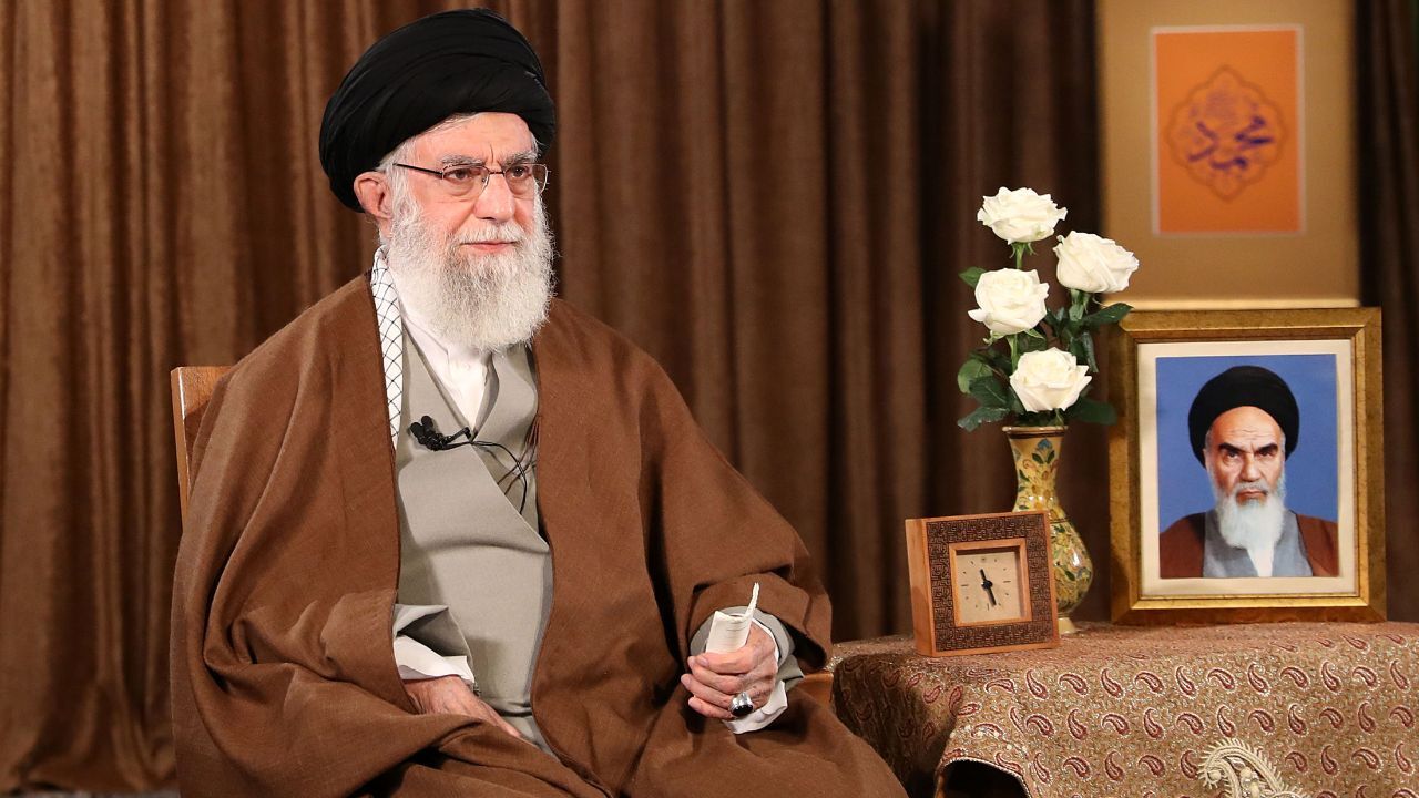 کارت عروسی‌ای که به دست آقا رسید