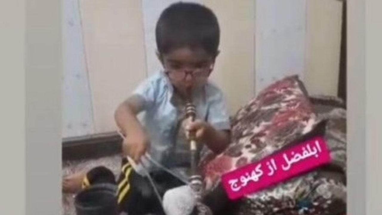 تریاک‌کشی کودک 3 ساله برای تبلیغ فروش وافور