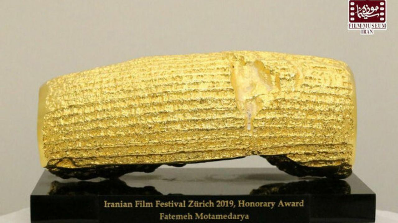 فاطمه معتمدآریا «منشور طلائی کوروش» را به «موزه سینما» اهدا کرد