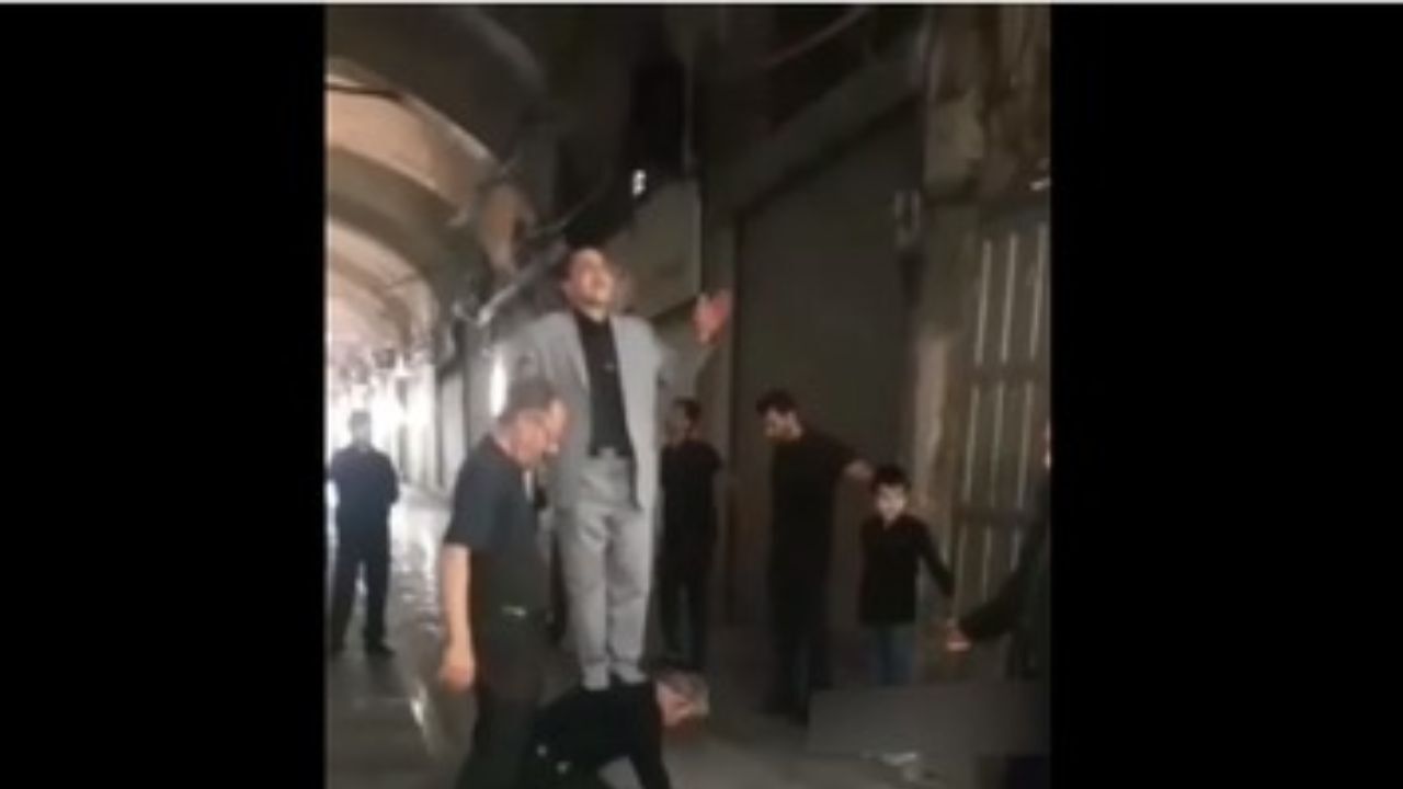 استفاده یک مداح از عزاداران به عنوان صندلی و سکو + ویدئو