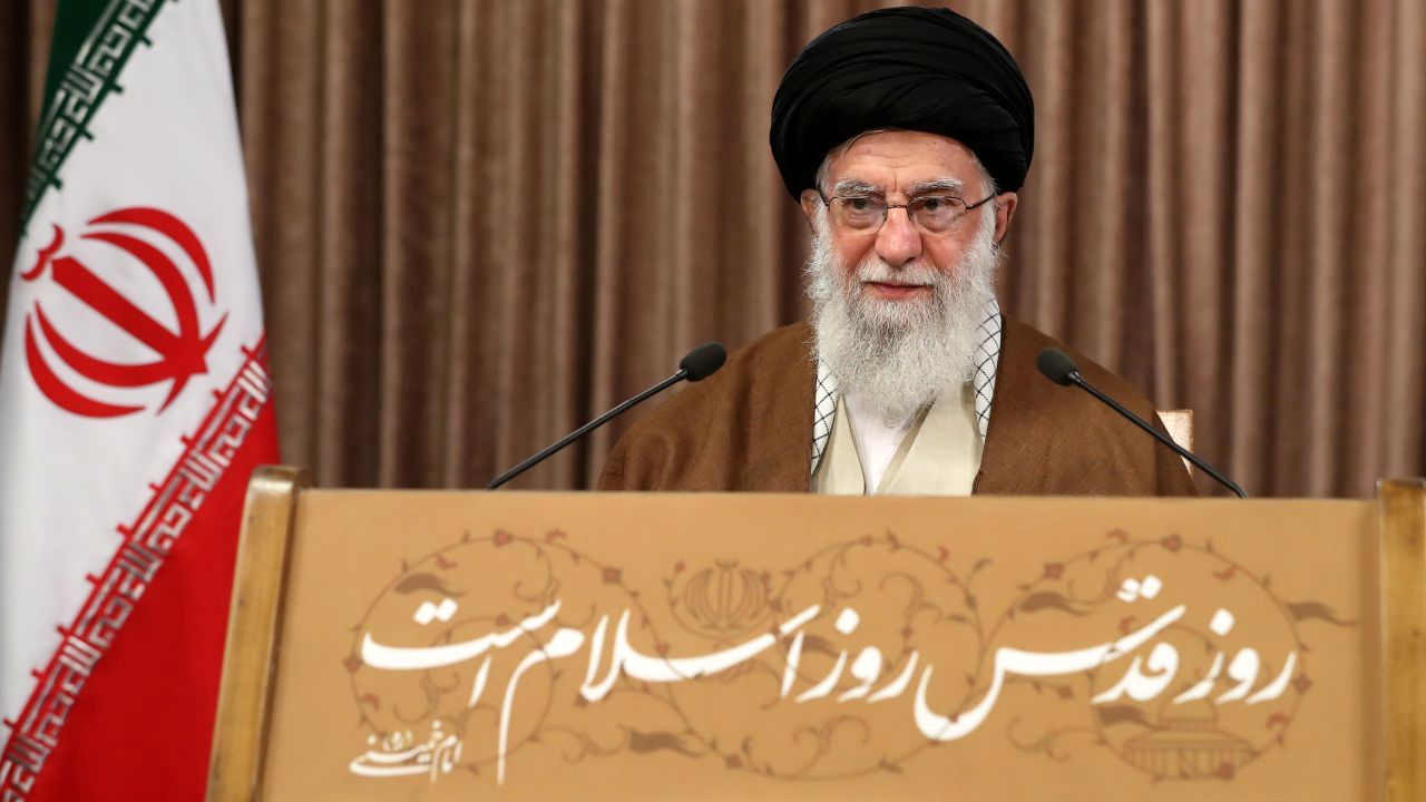 همه باید دست مبارز فلسطینی را پُر، و پشت او را محکم کنند