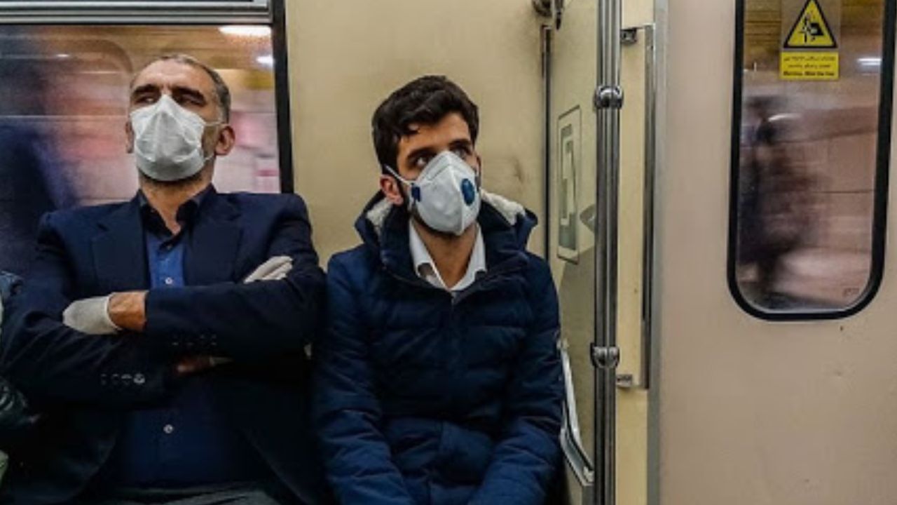 تذکر به مسافران بدون ماسک در مترو توسط پلیس