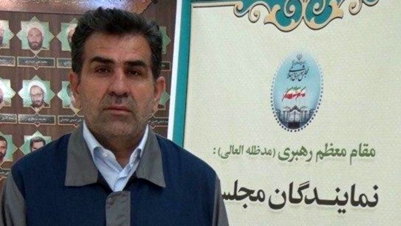 کدام نماینده با لباس کارگری در جلسات مجلس حاضر می‌شود؟