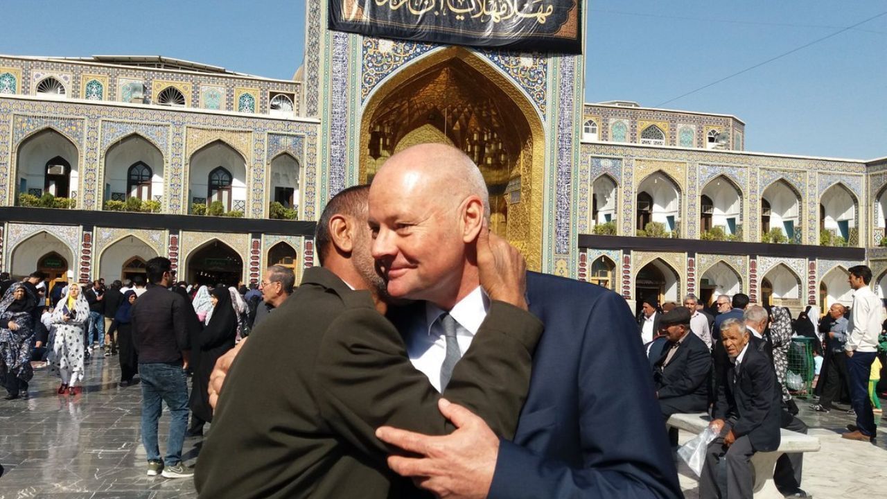 زندگی دوگانه آقای سفیر در ایران / از موتورسواری تا وانت‌سواری+ عکس