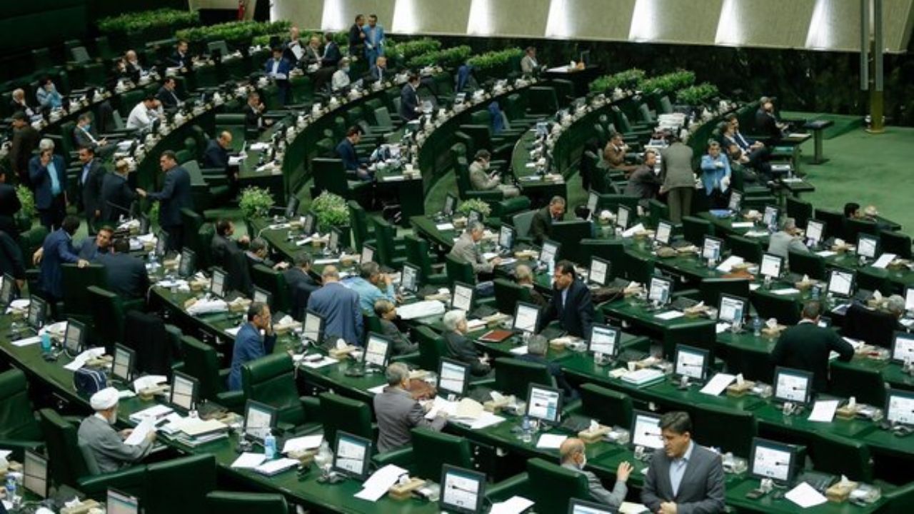 رئیس فراکسیون اکثریت مجلس چه زمانی انتخاب می‌شود؟