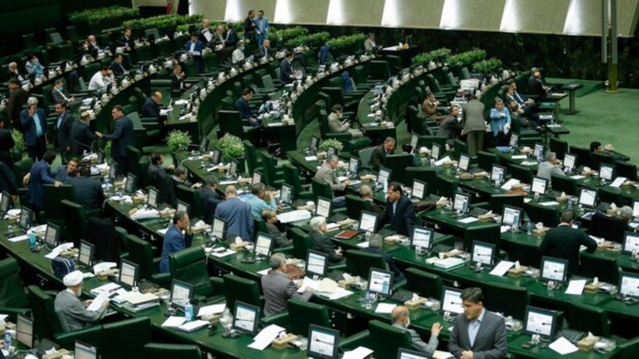 رئیس فراکسیون اکثریت مجلس چه زمانی انتخاب می‌شود؟