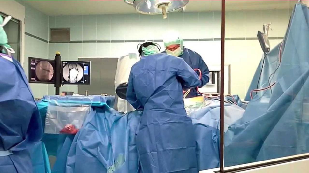 پزشکان 7 کیلو مو از شکم دختر هندی خارج کردند+ عکس