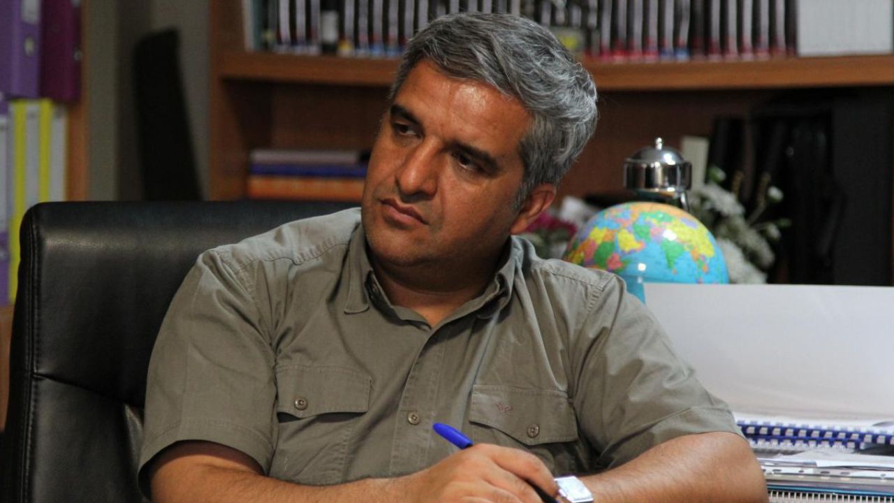 حذف تصویر دو دختر از جلد کتاب درسی نتیجه یک نگاه «خاص» و «مافیایی» است / سانسور جنسیتی در بسیاری از کتاب‌ها اتفاق افتاده است