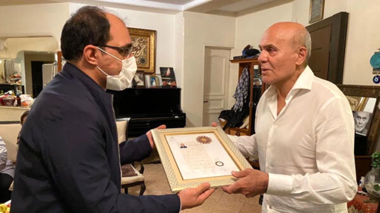 جمشید هاشم‌پور نشان درجه یک هنری گرفت