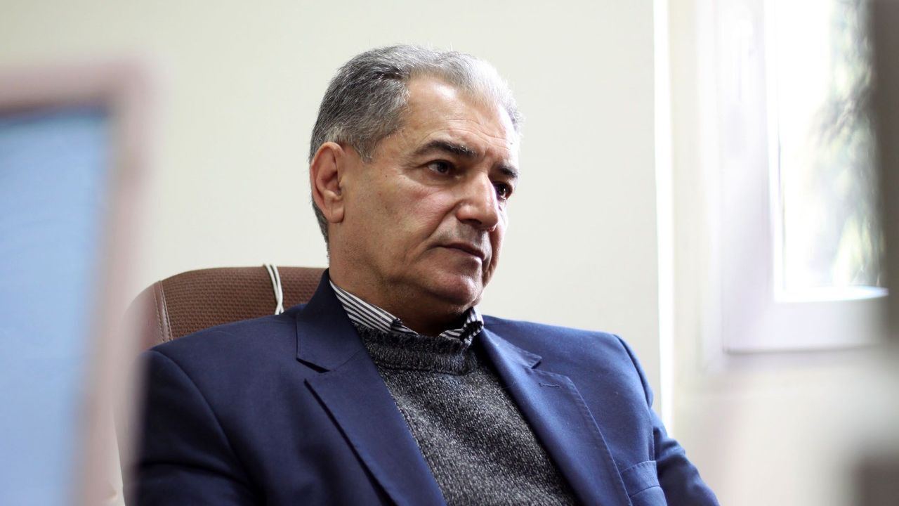 کسانی که باید مشکلات اقتصادی را حل کنند، خودشان بخشی از مشکل هستند / مردم چرا فقط قیمت دلار را روزانه رصد می‌کنند؟ / دلار ارزان شود، مشکلات‌مان حل نخواهد شد