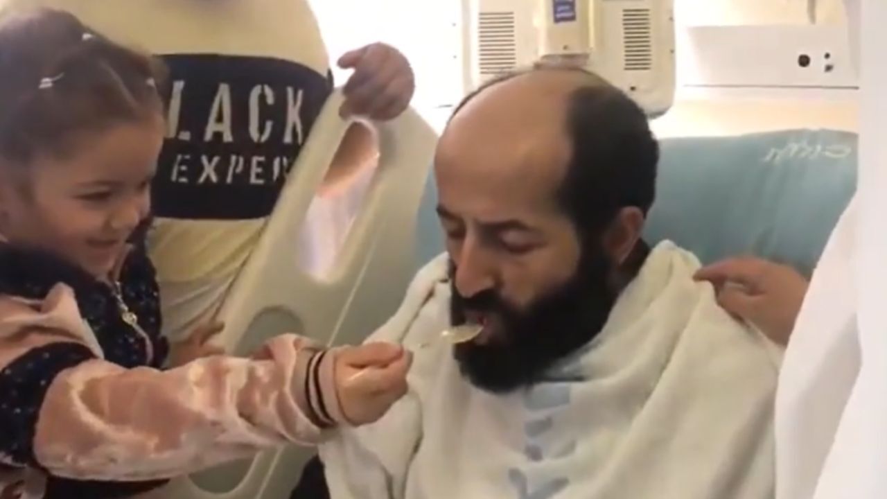 مبارز فلسطینی بعد از 104 روز با دستان دخترش به اعتصاب غذا پایان داد + ویدئو