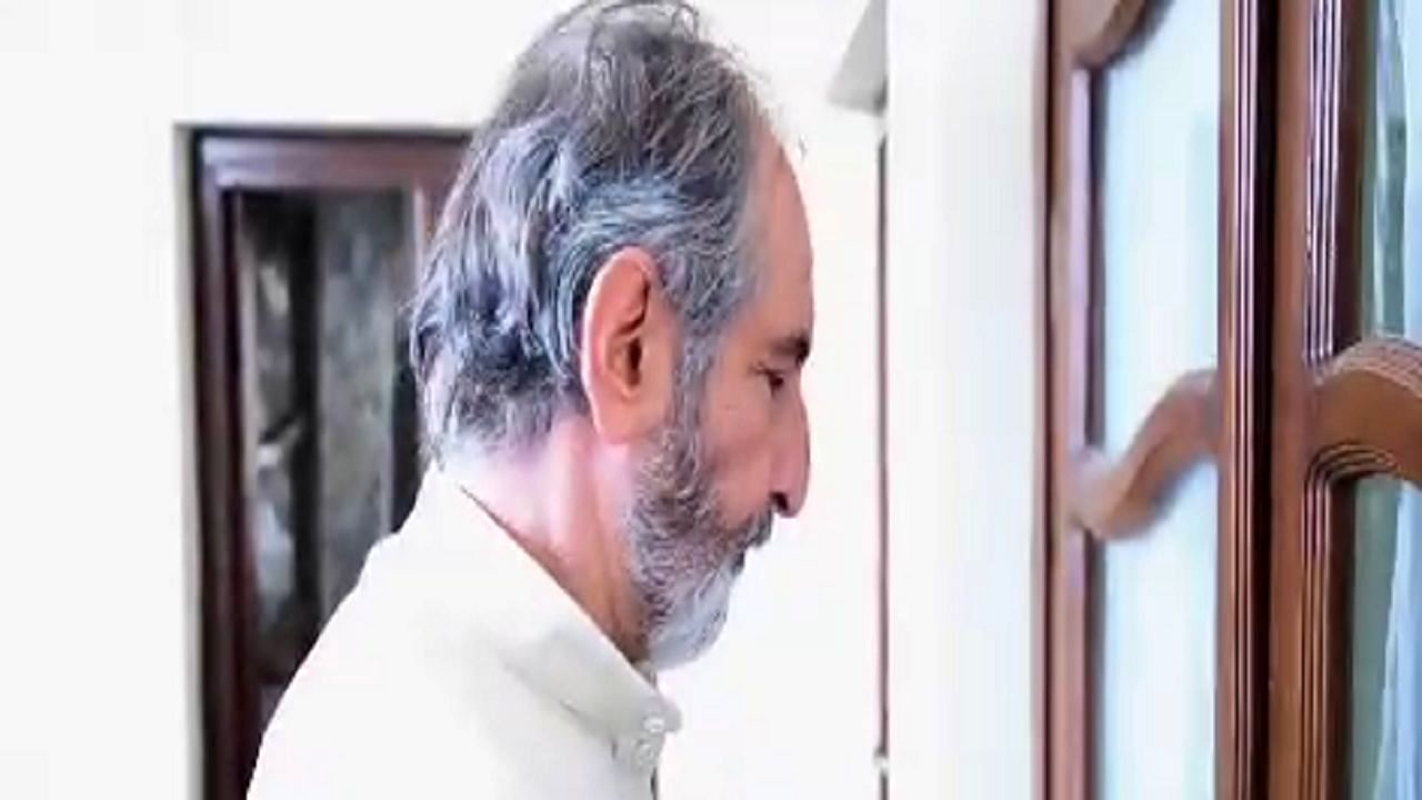 فرهاد آئیش به عنوان اولین بازیگر «برف بی صدا می‌بارد» معرفی شد