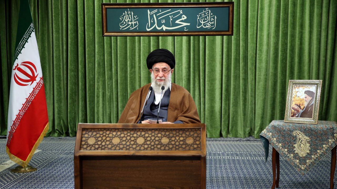 ستیزه‌گری با استکبار عین عقلانیت است / اگر تروریستها به مرزهای ما نزدیک شوند، قطعا برخورد خواهد شد / سرزمین‌های آذربایجان همه باید آزاد شود؛ امنیت ارامنه نیز باید محفوظ باشد / امروز آمریکا فرعون زمان است/ سیاست ما در مقابل آمریکا با آمدن و رفتن آدم‌ها تغی