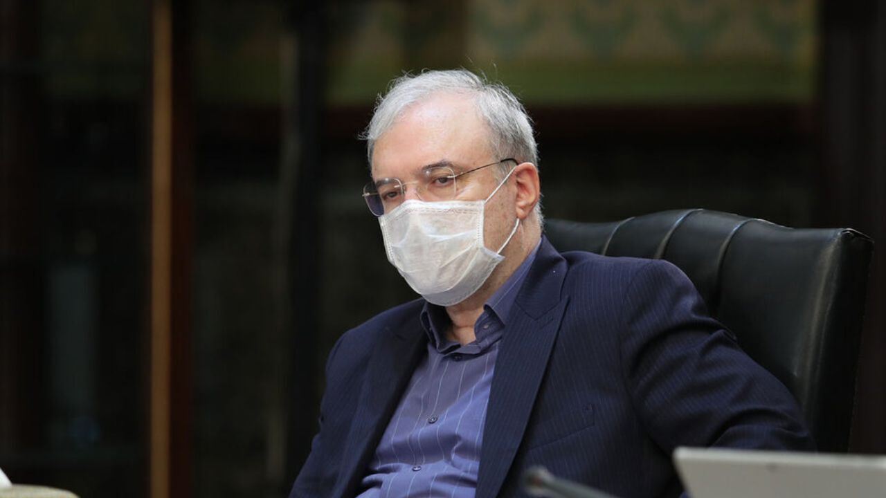 دفاع تمام قد وزیر بهداشت از معرکه‌گیران طب سنتی عجیب است