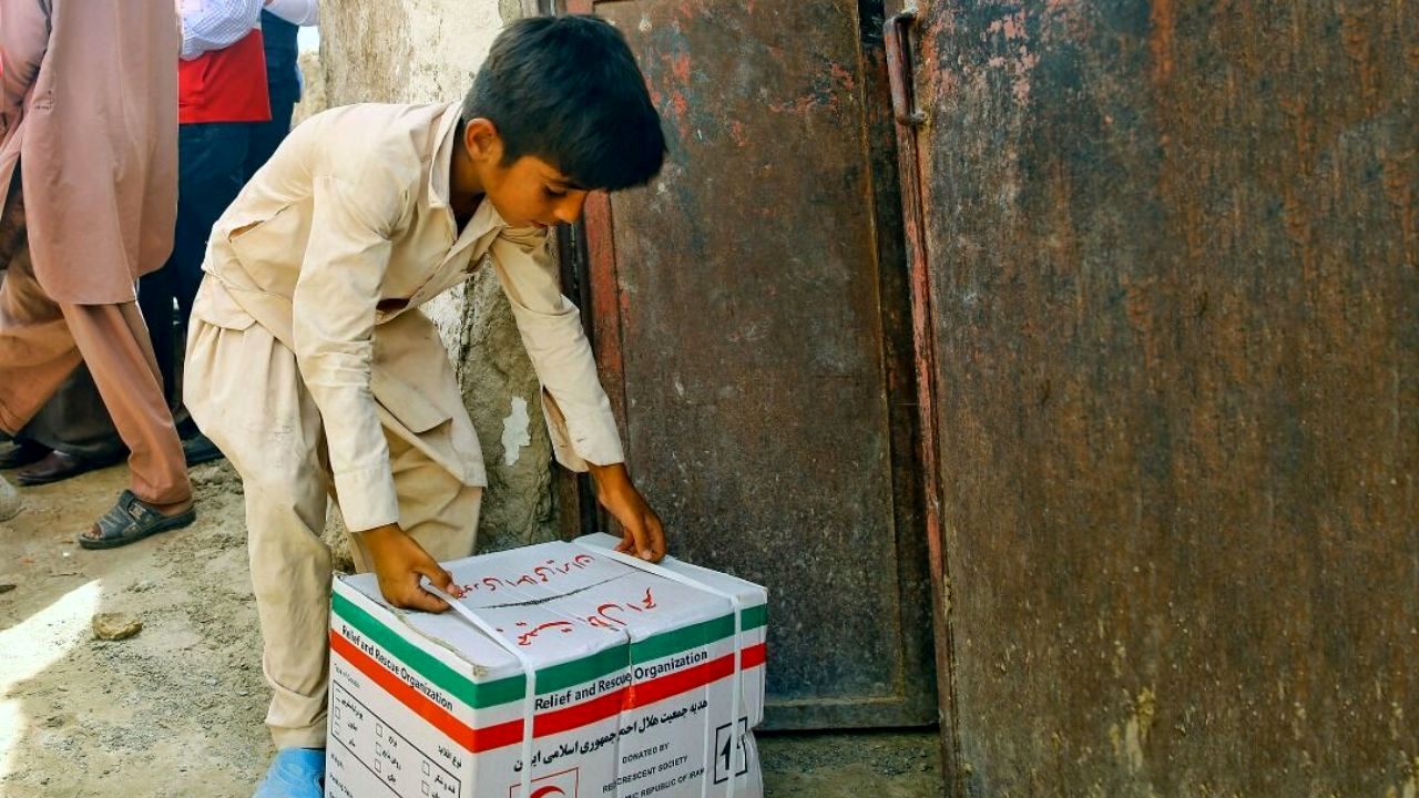کودکانی در سیستان‌و‌بلوچستان که آب ندارند اما کتاب می‌خوانند