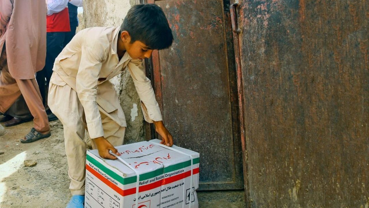 کودکانی در سیستان‌و‌بلوچستان که آب ندارند اما کتاب می‌خوانند
