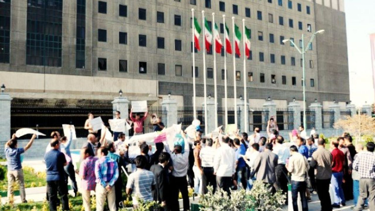 تجمع مالباختگان موسسات اعتباری مقابل مجلس