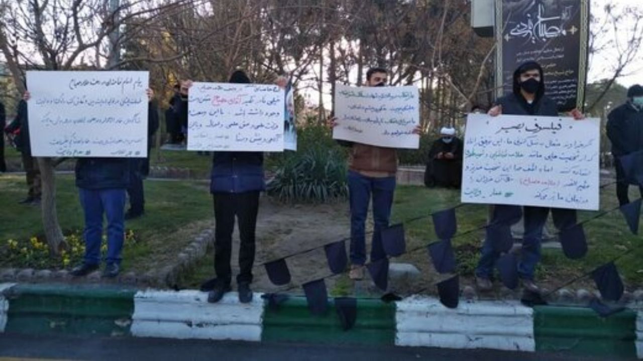 تندروها در مراسم تشییع هم به دنبال حاشیه‌‌سازی هستند / درخواست محاکمه روحانی، لاریجانی و ظریف در حاشیه مراسم تشییع آیت‌الله مصباح +عکس